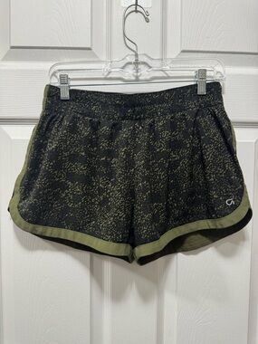 Gap Fit GSprint Short Caviar Green Athletic Running Shorts Size Mediun